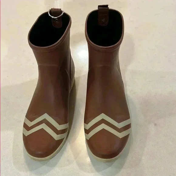 Alice & Whittles Rain Booties Caramel & Cream 9 Chevron Design on Toe Trendy Fun - Picture 2 of 11